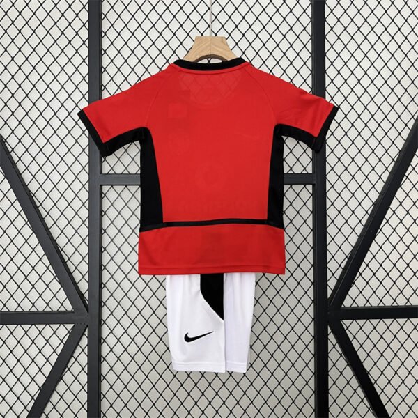 Manchester United 02 03  home retro kids kit - Image 2