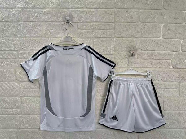 Real Madrid 06 07 home kids kit - Image 2